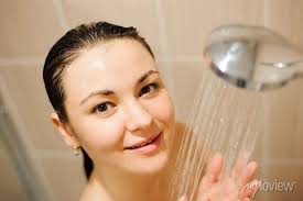 Schöne nackte junge frau, die beim duschen im badezimmer lächelt  leinwandbilder • bilder Duschen, Schaum, Wohlbefinden | myloview.de
