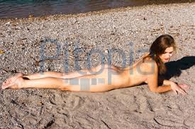 Bildagentur Pitopia - Bilddetails - Schöne Frau liegt nackt an einem Strand  (STphotography) Bild 1901615 frau, akt, mädchen, strand, nackt, sexsymbol,  frisur, student, kroatien, sensualität, model, figur, sand, sonnenbaden,  jung, personen, liegend,