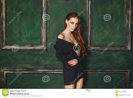 Schöne Halb Nackte Braunhaarige Frau in Der Jacke Vor Dem Dunkelgrünen  Hintergrund Stockbild - Bild von europäisch, schönheit: 107755309