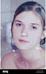 Frau Frauen Mädchen Alter 15 20 20 25 junge Teen Teenager Teenager Waschen  Baden sitzen nass nackt nackte indoor innen Haus Wohnung Stockfotografie -  Alamy