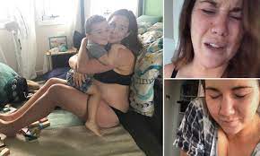 The Young Mummy Sophie Cachia live streams herself going into labour on  Snapchat | Daily Mail Online