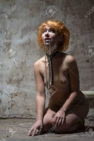 Nackte Rothaarige Frau Mit Einem Seil In Der Alten Schäbigen Raum Gebunden  Lizenzfreie Fotos, Bilder Und Stock Fotografie. Image 57300699.