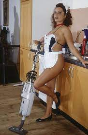 Nacktputzen liegt bei jungen Frauen im Trend!