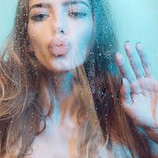 Reizvolle Frau in Der Dusche Attraktive Junge Nackte Unter Wasser Fällt Auf  Blauen Hintergrund Stockbild - Bild von duschen, frau: 119071649