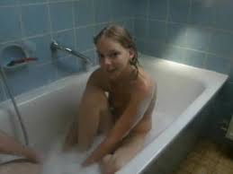 Deutsche Freundin wird in der Badewanne gebumst