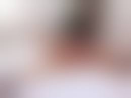 Nackte gefesselte frau auf bett