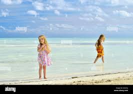 Kleine mädchen am strand -Fotos und -Bildmaterial in hoher Auflösung – Alamy