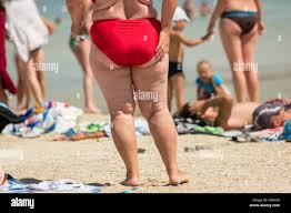 Large fat lady on beach -Fotos und -Bildmaterial in hoher Auflösung – Alamy