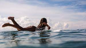Felicity Palmateer: Spektakuläre Aufnahmen! Surferin reitet völlig nackt  die größten Wellen der Erde | news.de