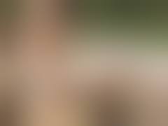 teenager mädchen gehen nackt im wald