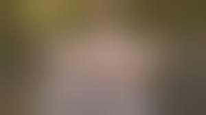 Im Wald masturbiert das nackte brünette Luder | PORNOFISCH.com