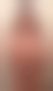 Teen mit zwei Zöpfen macht ganz nackt ein Selfie Bild | pics4men.com