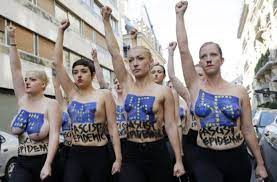 Femen-Protest in Paris: Nackt und mit Hitlerbärtchen gegen FN