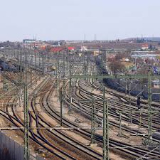 Nackt-Fotoshooting an Bahngleisen sorgt für Verspätungen - wp.de