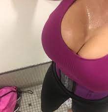 Kim Kardashian has sweat marks under her breasts during LA heatwave | Daily  Mail Online