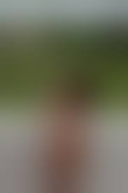 Tolle Frau zieht sich aus und zeigt sich nackt auf dem Balkon