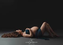 babybauch-fotoshooting -schwangerschaftsfotoshooting-schwangerschaftsfotoshooting-kleid-berlin- nackt-nacked-nude | Jana Salzmann Photography