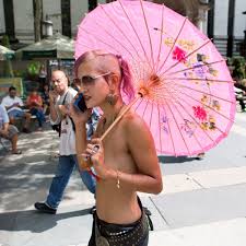 New York: Frauen demonstrieren für Recht auf Nacktheit am Times Square -  DER SPIEGEL