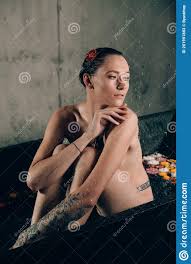 Junge Hübsche Brunette Frau Im Bad Mit Wasser Und Blumen. Nackt Modell  Während Einer Ungewöhnlichen Fotoshooting in Einem Schwarze Stockbild -  Bild von mädchen, blumen: 201991883