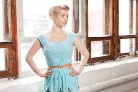Großbusige Blondine in Einem Blauen Kleid am Fenster Stockfoto - Bild von  frauen, bezaubernd: 183246274