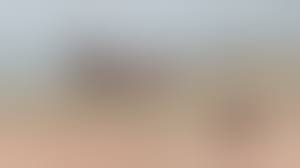 Ein fkk-mann ejakuliert am strand während zwei frauen ihn beobachten