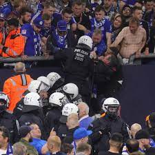 Schalke-Aufstieg: Verletzte nach Platzsturm – Polizei zieht Bilanz - waz.de