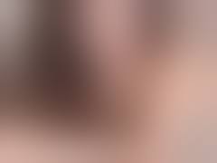 Das nackte Mädchen öffnet die Schenkel ganz weit - PORNOENTE.tv