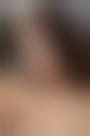 Brünette Teen Niemira lässt ihr Badetuch beiseite fallen und posiert nackt  im Badezimmer - PornPics.com