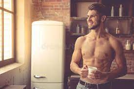Hälfte-nackter Mann Mit Tasse Kaffee an Der Küche Stockbild - Bild von  getränk, länge: 29697383