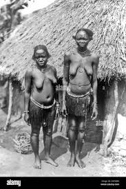 2 semi-nude Nubischen Frauen vor der Hütte stehen, Afrika 1890-1923  Stockfotografie - Alamy