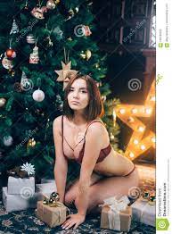 Nackte Sexy Frau, Die Nahe Weihnachtsbaum Sitzt Schöne Frau in Der Roten  Wäsche Stockfoto - Bild von sankt, haupt: 105188592