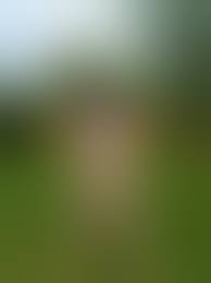 Mein mollige Freundin Tina posiert nackt im Garten - Nackte Frauen Bilder