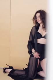 Gallery Enlarged Emilia Clarke Bikini Hot | फोटो शेयर