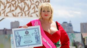 Diese Frau hat die größten natürlichen Brüste der Ukraine | Promiflash.de