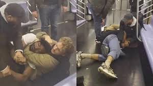 閲覧注意】地下鉄の乗客は絞め殺してもいいらしいぞ ※当然訳ありなのだが… | 閲覧注意グロ動画・衝撃映像のソルカブ
