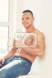 A topless mann trinkt eine tasse kaffee fototapete • fototapeten jean,  fotogen, männlich | myloview.de