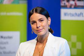 Lena Meyer-Landrut : Nackt in der Badewanne! Mit dieser Chanel-Werbung geht  sie baden | news.de