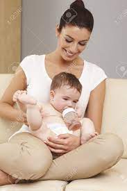 Kleine mädchen und mutter nackt