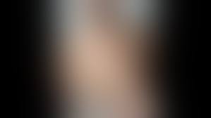 80 Jährige Oma nackt an Hängetitten spielen.