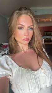 Becca Layton's Instagram, Twitter & Facebook