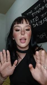 Fanny Moss's Instagram, Twitter & Facebook