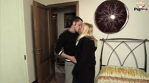 Monica boldi es una zorra lujuriosa pervertida con grandes tetas naturales  en la escena 02 de la película tradimenti | xHamster