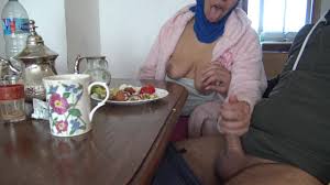 Yaşlı Türk karısı İstanbulda 18 yaşındaki üvey oğluyla aldatıyor - TURK  PORNO TURBANLI SEX