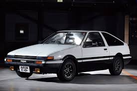 拓海仕様は前期型。AT車は後期型しか存在せず……｜2人のAE86乗り女子 Vol.3｜1986年式 トヨタ カローラ レビン 改 スプリンター トレノ  APEX | NostalgicHero [ノスタルジックヒーロー] | 日本の旧車Webマガジン｜NOSWEB