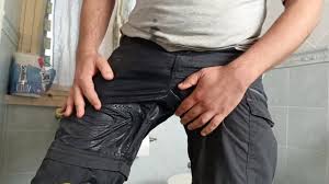 mocząc spodnie, nie mogę już powstrzymać siusiu.