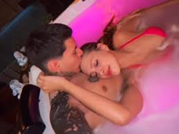 Filho de Andressa Urach aparece nu em vídeo na banheira com a namorada,  Gabi Ayala