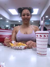 image] It was very cold at In n Out. ~Jazzberriie~ Foto Porno - EPORNER