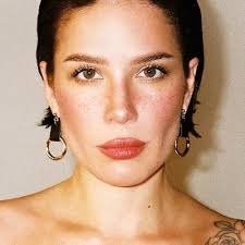 Sara Sims (@sarathesimcard)