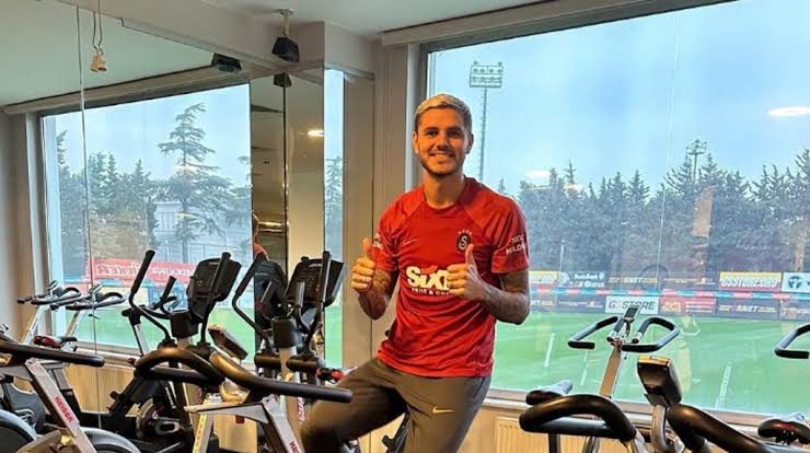 Mauro Icardi compartió las primeras fotos de su regreso a Turquía desde una camilla | TN