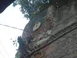 UP Sambhal 16th century historical heritage millstone hanging on 50 feet  high wall on verge of destruction संभल में 50 फीट ऊंची दीवार पर टंगा है  चक्की का पाट, खत्म होने की